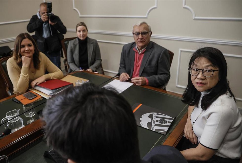 La vicealcaldesa de Valncia y edil de Desarrollo y Renovación Urbana, Sandra Gómez (i); el alcalde de la ciudad, Joan Ribó (2d), y la presidenta del Valencia CF, Layhoon Chan (d), durante la reunión mantenida el pasado viernes sobre el Nou Mestalla. 
