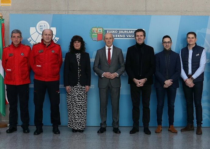 El vicelehendakari primero y consejero de Seguridad, Josu Erkoreka,  recibe a una delegación del Tour de Francia para coordinar el operativo de seguridad de la Gran Départ País Basque, en la sede central de la Ertzaintza de Erandio (Bizkaia)