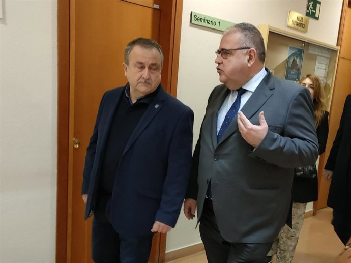 El consejero de Sanidad, Alejandro Vázquez, junto al secretario general de la Federación de Sanidad y Sectores Sociosanitarios de CCOO, Humberto Muñoz, en Salamanca.
