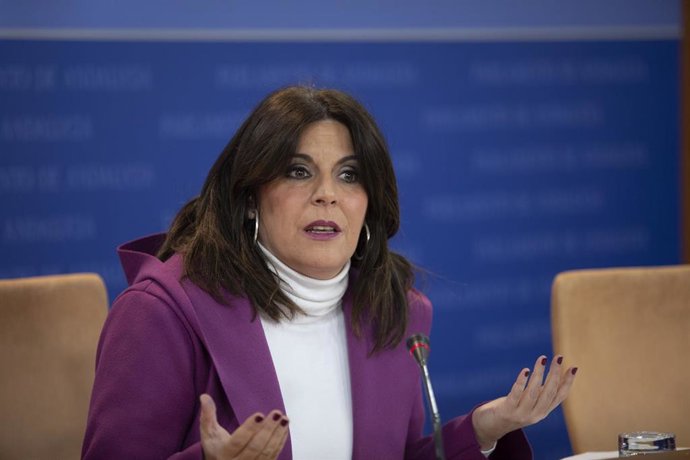 La portavoz del grupo parlamentario socialista, Ángeles Férriz, durante su comparecencia en rueda de prensa. A 01 de febrero de 2023, en Sevilla (Andalucía, España).Los portavoces de los grupos parlamentarios, se dan cita en la sala de prensa para atend