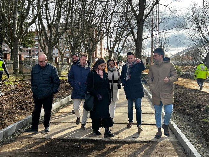 El segundo por la derecha, el alcalde de Burgos, Daniel de la Rosa, visitando las obras del carril bici de la barriada San Juan Bautista.