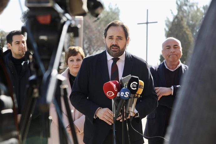 El presidente del PP en C-LM atiende a los medios en Alcázar de San Juan (Ciudad Real).