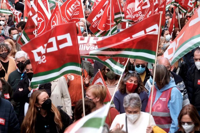 Archivo - Detalle de las banderas durante manifestación convocada por los sindicatos CCOO y UGT por una sanidad pública de calidad