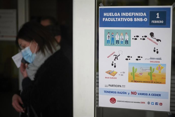 Cartel informativo de la Huelga Indefinida de Facultativos del SNS-O, en el día en que comienza el paro de médicos, en el Complejo Hospitalario de Navarra, a 1 de febrero de 2023, en Pamplona, Navarra, (España). Navarra afronta desde hoy en el Servicio 