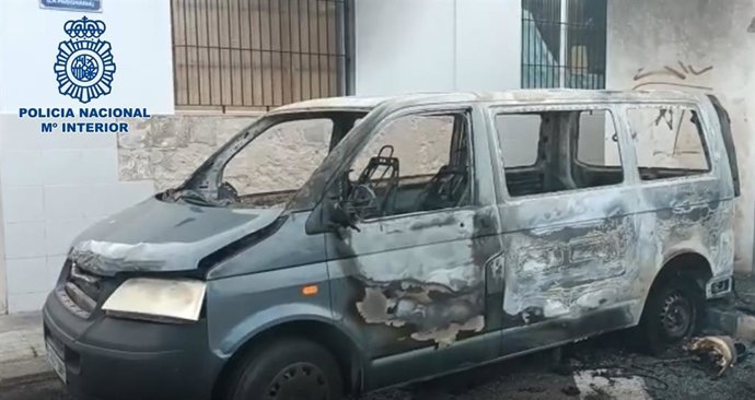 Estado de uno de los vehículos calcinados