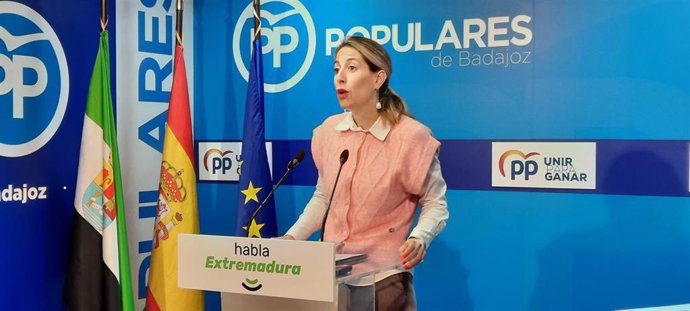 La presidenta del PP de Extremadura, María Guardiola, en rueda de prensa