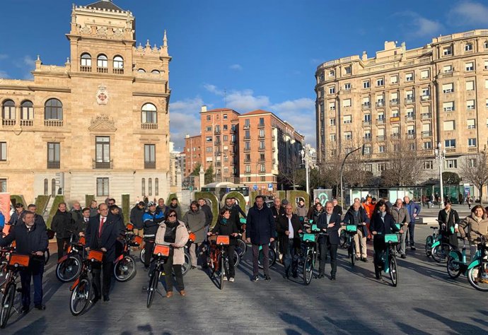 El alcalde de Valladolid, junto a miembros del equipo de Gobierno, trabajadores municipales y otros representantes, en la presentación del nuevo sistema de préstamo de bicicletas, Biki.