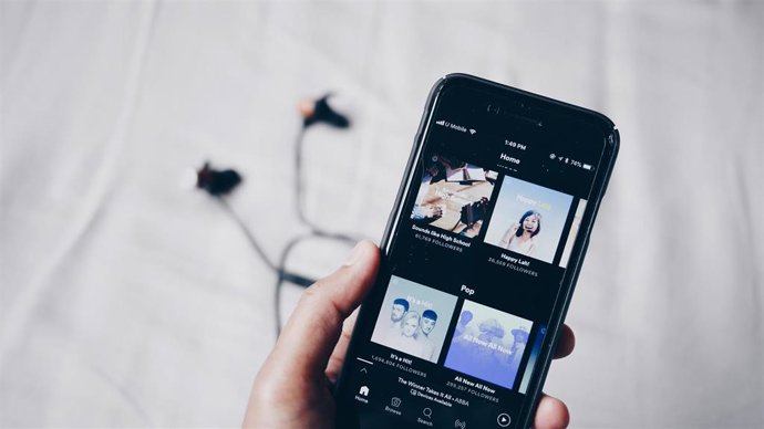 Interfaz principal de Spotify en un móvil