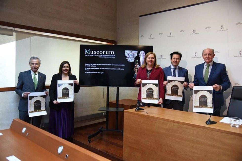 La consejera de Educación, Cultura y Deportes, Rosa Ana Rodríguez, presenta la exposición Museorum