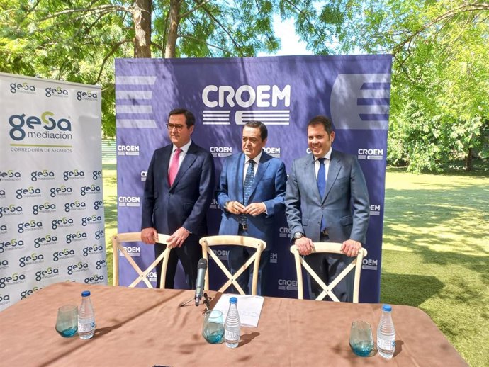 Archivo - De izquierda a derecha, el presidente de CEOE, Antonio Garamendi; el presidente de CROEM, José María Albarracín, y el presidente de CEPYME, Gerardo Cueva