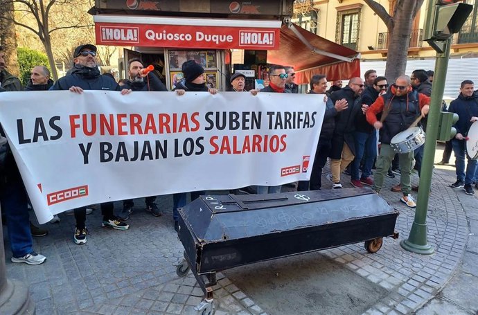 Protesta en demanda de mejoras laborales en el sector de pompas fúnebres de Sevilla