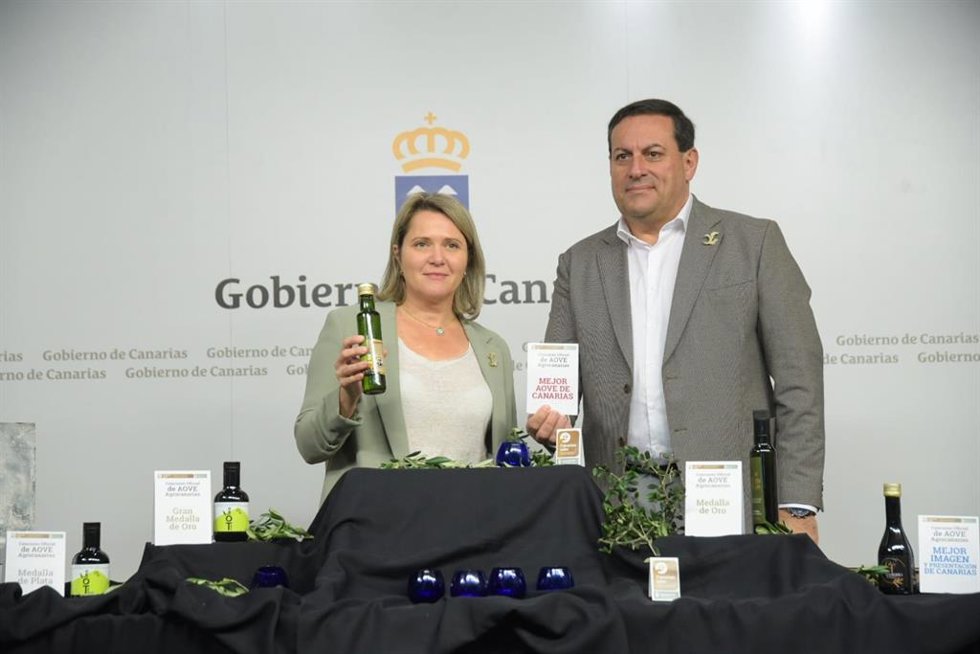 La consejera de Agricultura, Ganadería y Pesca del Ejecutivo regional, Alicia Vanoostende, y el director del ICCA, Basilio Pérez