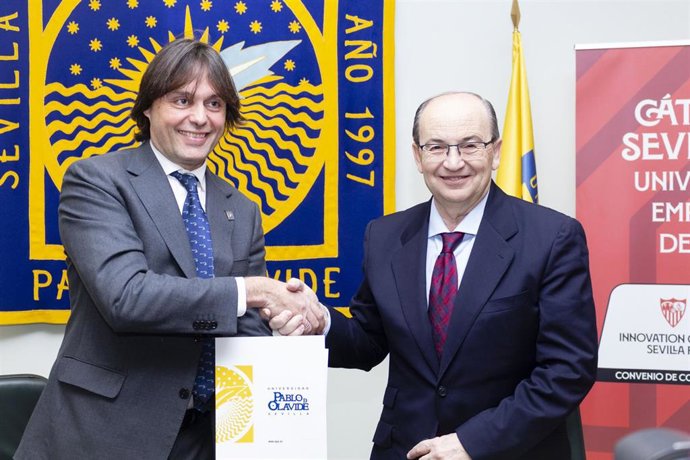 El rector de la Universidad Pablo de Olavide, Francisco Oliva, y el presidente del Sevilla Fútbol Club, José Castro.