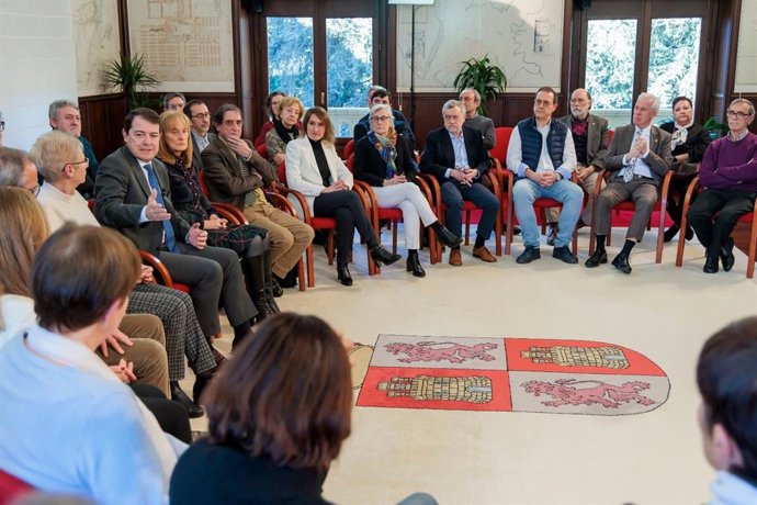 Mañueco se dirige a los profesores y maestros honoríficos de CyL