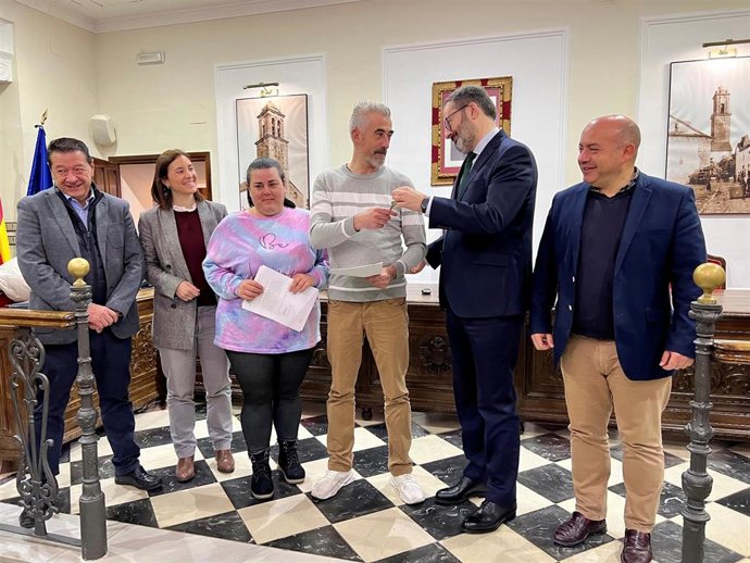 Molina entrega las llaves de una de las viviendas de AVRA adjudicadas en Villanueva de Córdoba.