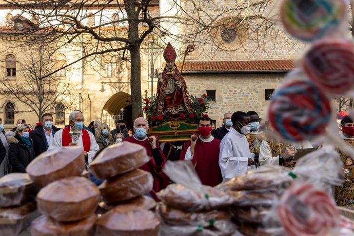 Archivo - Procesión en Pamplona por la celebración de San Blas junto al mercadillo instalado en la plaza de San Nicolás.