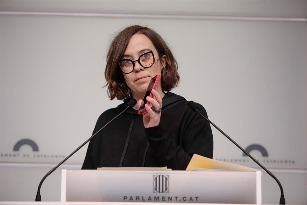 La portavoz de la CUP en el Parlament, Eullia Reguant, en rueda de prensa en la Cámara catalana.