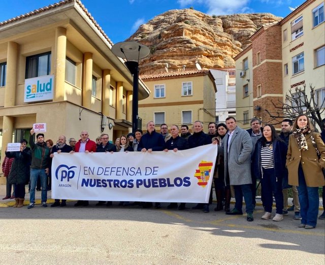 El presidente del PP Aragón, Jorge Azcón, ha participado en la concentración en Alcorisa.