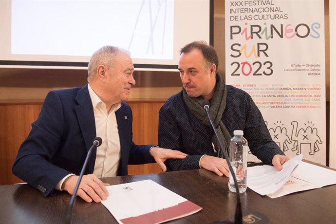 El presidente de la Diputación de Huesca, Miguel Gracia, y el director de Sone 3 Producciones, Germán Quimasó,a presentan Pirineos Sur 2023.