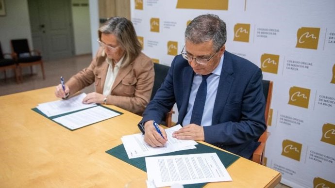 El consejero de Servicios Sociales y Gobernanza Pública, Pablo Rubio, y la presidenta del Colegio Oficial de Médicos de La Rioja, Inmaculada Martínez, han firmado un convenio de colaboración para desarrollar y difundir contenidos dirigidos a mayores