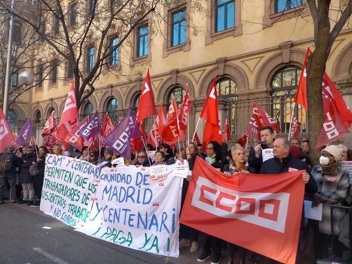 Trabajadores de residencias de mayores Los Frailes de Leganés y Ensanche de Vallecas se concentran frente a la Consejería de Familia, Juventud y Políticas Sociales