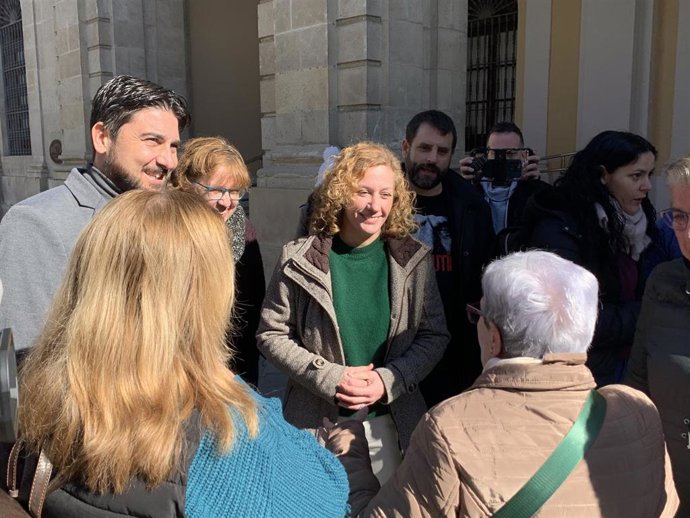 La candidata de Podemos-IU, Susana Hornillo, conversa con vecinos.