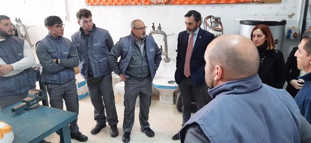 Visita al alumnado de fontanería que se han trasladado al Centro Público de Formación para el Empleo