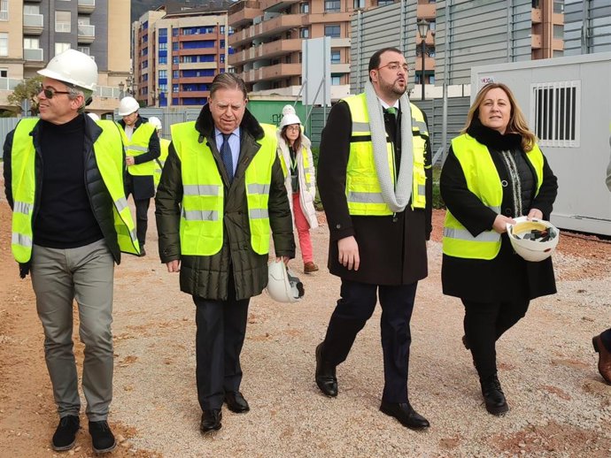 El alcalde de Oviedo, Alfredo Canteli, junto al presidente de Asturias, Adrián Barbón, y la consejera de Educación, Lydia Espina.