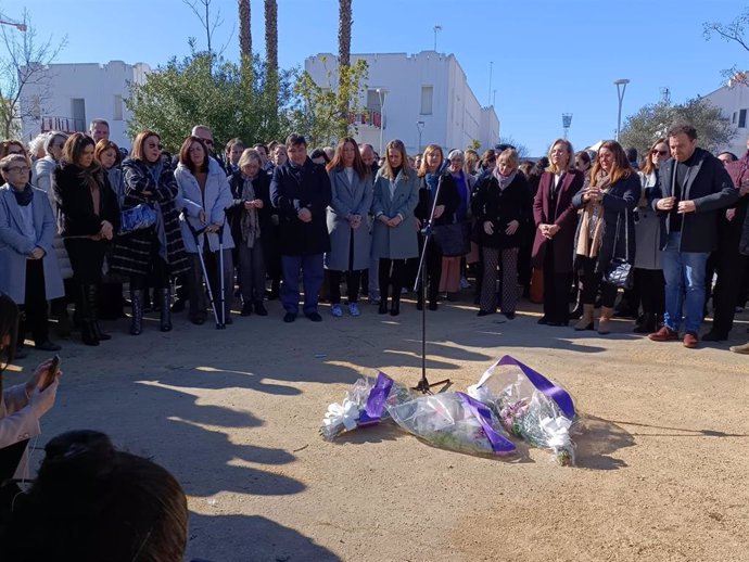 Minuto de silencio en la Universidad de Huelva por el fallecimiento de tres estudiantes en un incendio en la calle Villanueva de las Cruces de la capital.