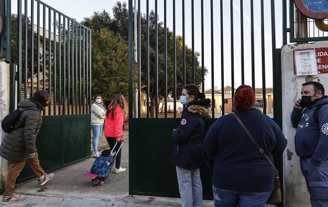 Archivo - Entrada a un colegio público