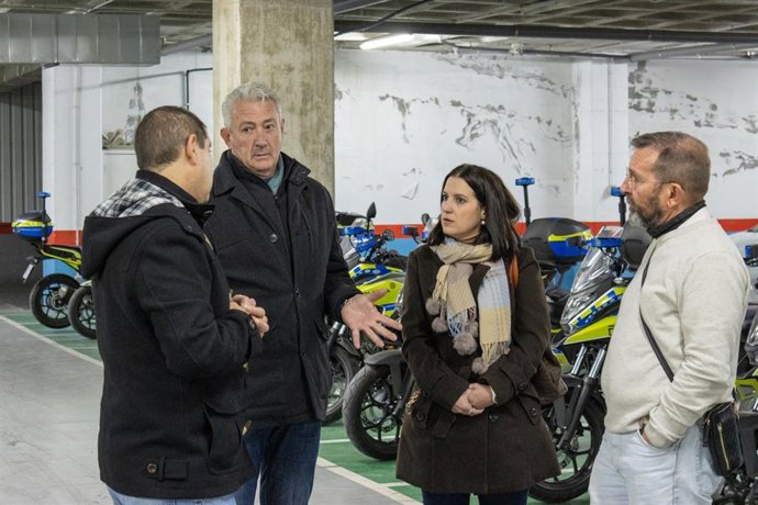 El candidato de Ciudadanos (CS) a la Alcaldía de Sevilla, Miguel Ángel Aumesquet, visita la Comisaría de la Ranilla en compañía de la portavoz adjunta de la formación, Amelia Velázquez.