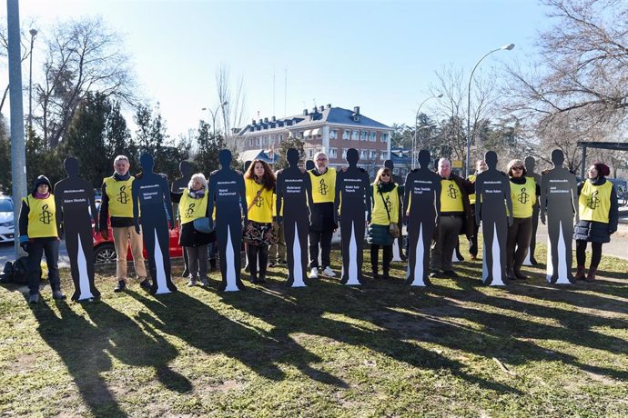 Varias personas de Amnistía Internacional colocan siluetas de migrantes, frente al Palacio de la Moncloa, a 1 de febrero de 2023, en Madrid (España). Con motivo de la XII Cumbre hispano marroquí que se celebra en Rabat los días 1 y 2 de febrero, Amnistí