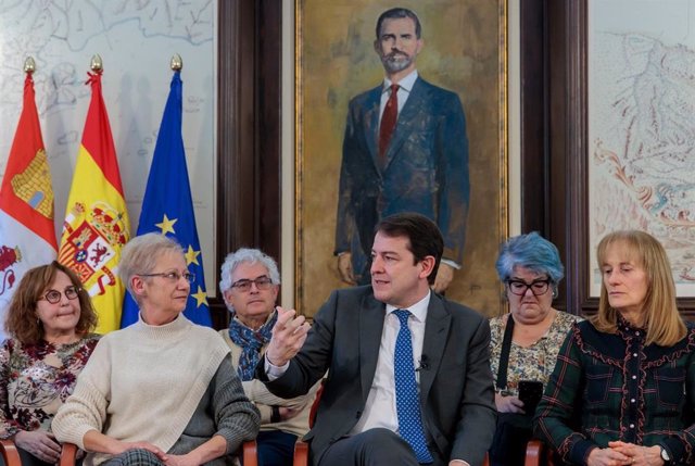 Mañueco en el acto de reconocimiento a los profesores y maestros honoríficos de CyL