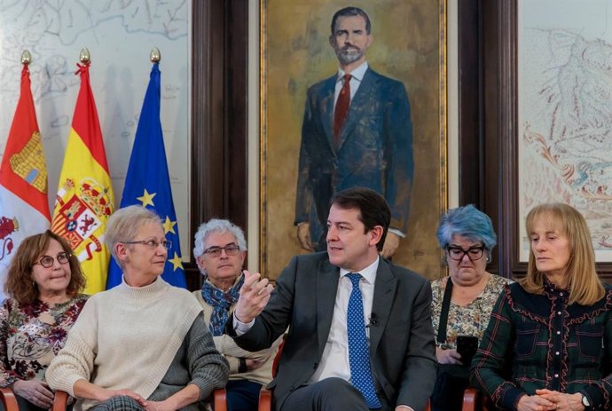 Mañueco en el acto de reconocimiento a los profesores y maestros honoríficos de CyL