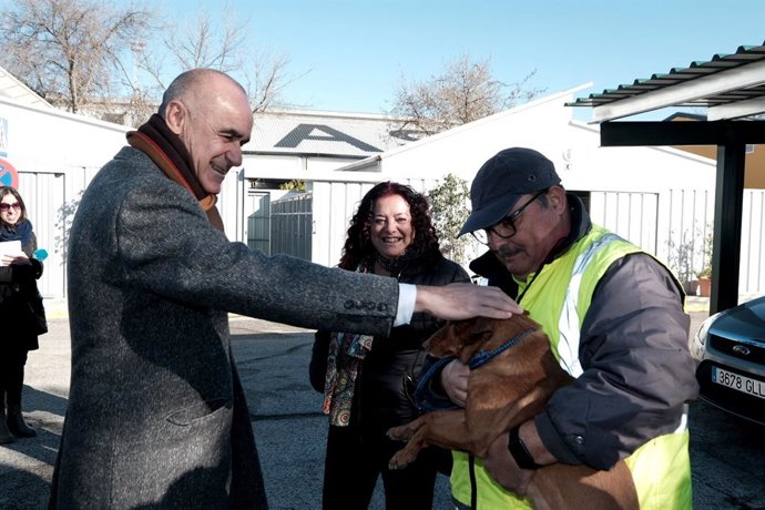El alcalde de Sevilla, Antonio Muñoz, y la delegada responsable del Centro Municipal de Control y Protección Animal, Encarnación Aguilar.