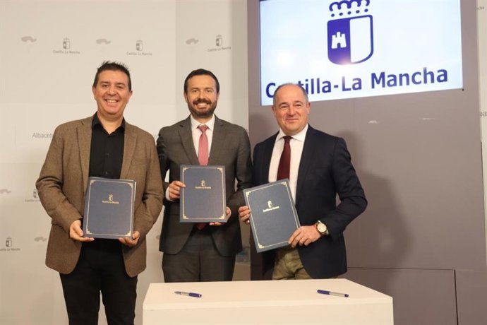 El consejero de Desarrollo Sostenible de C-LM, José Luis Escudero, junto al alcalde de Albacete, Emilio Sáez, y el presidente de la Diputación, Santi Cabañero