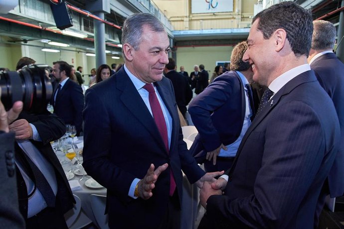 El alcaldable del PP en Sevilla, José Luis Sanz, conversa con el presidente de la Junta, Juanma Moreno.