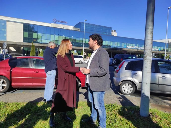 Los diputados socialistas Noa Díaz y Julio Torrado este miércoles delante del CHUS.