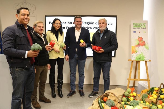 El consejero Antonio Luengo, la consejera Valle Miguélez y los representantes de las asociaciones de productores y exportadores, en el acto de presentación de Fruit Logistica 2023