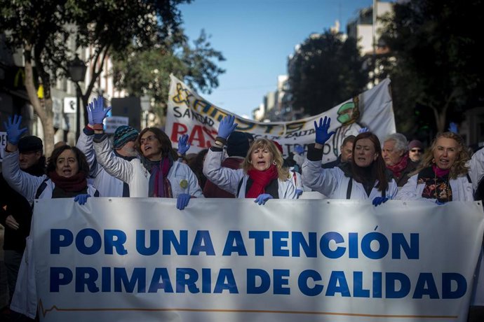 Varias personas, algunas con batas blancas, marchan durante una manifestación convocada por médicos y pediatras de Atención Primaria