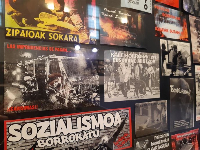 Exposición 'Pegatinas del odio' en el centro cultural Santa Clara de Portugalete, en Bizkaia.