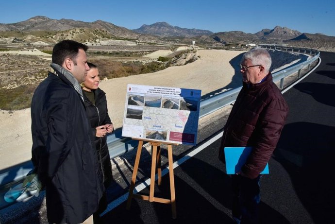 El director general de Agua, Jose Sandoval, y la alcaldesa de Fortuna, Catalina Herrero, durante la visita a los caminos reparados en el término municipal.