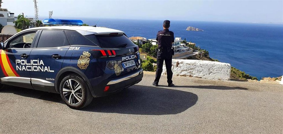 Archivo - Alicante.-Sucesos.- Detienen a tres personas por cultivar marihuana e intervienen 100 plantas en Benidorm