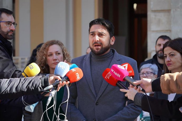 El candidato de la confluencia Podemos-Izquierda Unida, Ismael Sánchez, en una atención a medios a las puertas del Ayuntamiento de Sevilla. 
