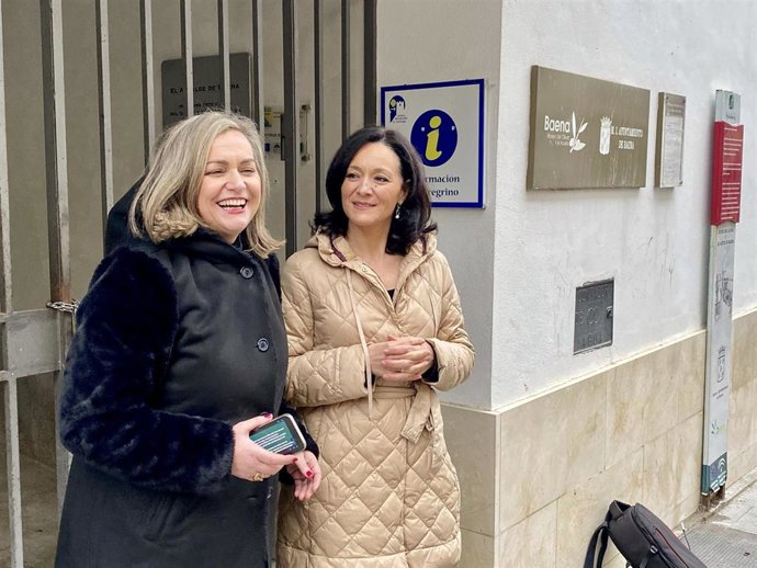 Serrano y Crespín en la puerta del Museo del Olivar y del Aceite en Baena.