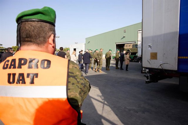 Archivo - La ministra de Defensa, Margarita Robles (1d), en una visita al Grupo de Apoyo a la Proyección (GAPRO) 