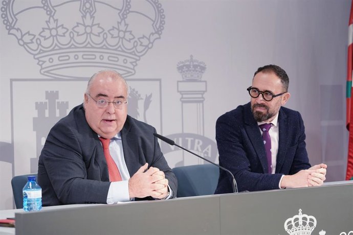 El secretario de Estado de Justicia, Tontxu Rodríguez (i), junto al delegado del Gobierno en el País Vasco, Denis Itxaso (d)