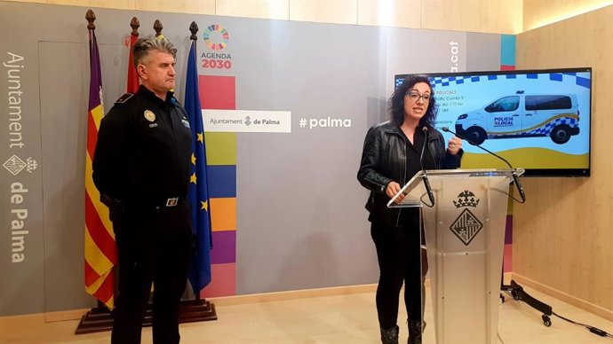 La regidora de Seguridad Ciudadana, Joana Maria Adrover, en la rueda de prensa acompañada del mayor de la Policía Local, Guillem Mascaró.