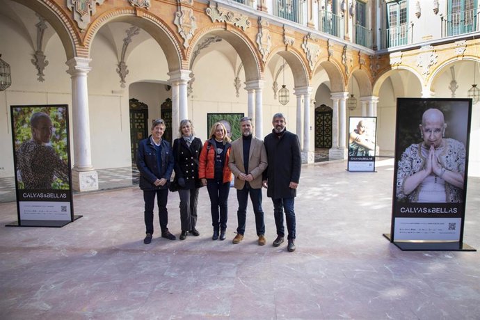 El presidente del Instituto Provincial de Bienestar Social (IPBS) de la Diputación de Córdoba, Francisco Ángel Sánchez (segundo por la dcha.), visita 'Calvas y Bellas'.