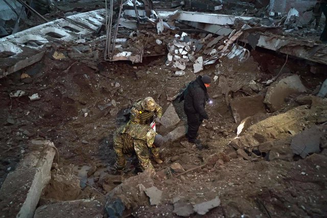 Archivo - Imagen de archivo de las autoridades ucranianas tras la destrucción de una infraestructura en Jarkóv, como consecuencia de un bombardeo ruso, en el noreste de Ucrania
